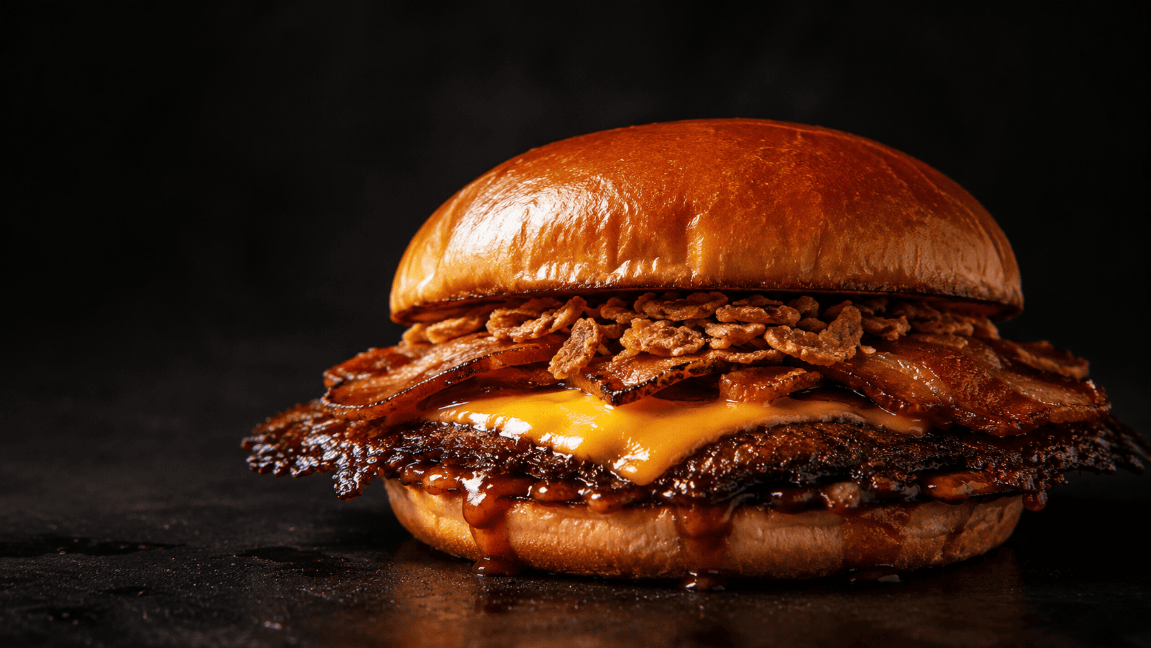 Burger R. Nazário con smash, cheddar, bacon, cebolla crispy y salsa BBQ.